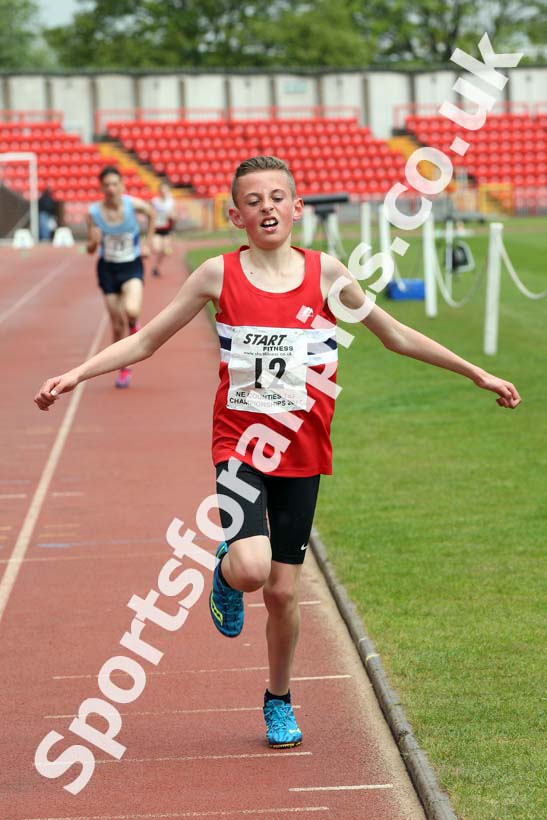 Boys under-13s 1500 metres, North Eastern Champs, Gateshead Stadium. Photo: David T. Hewitson/Sports for All Pics